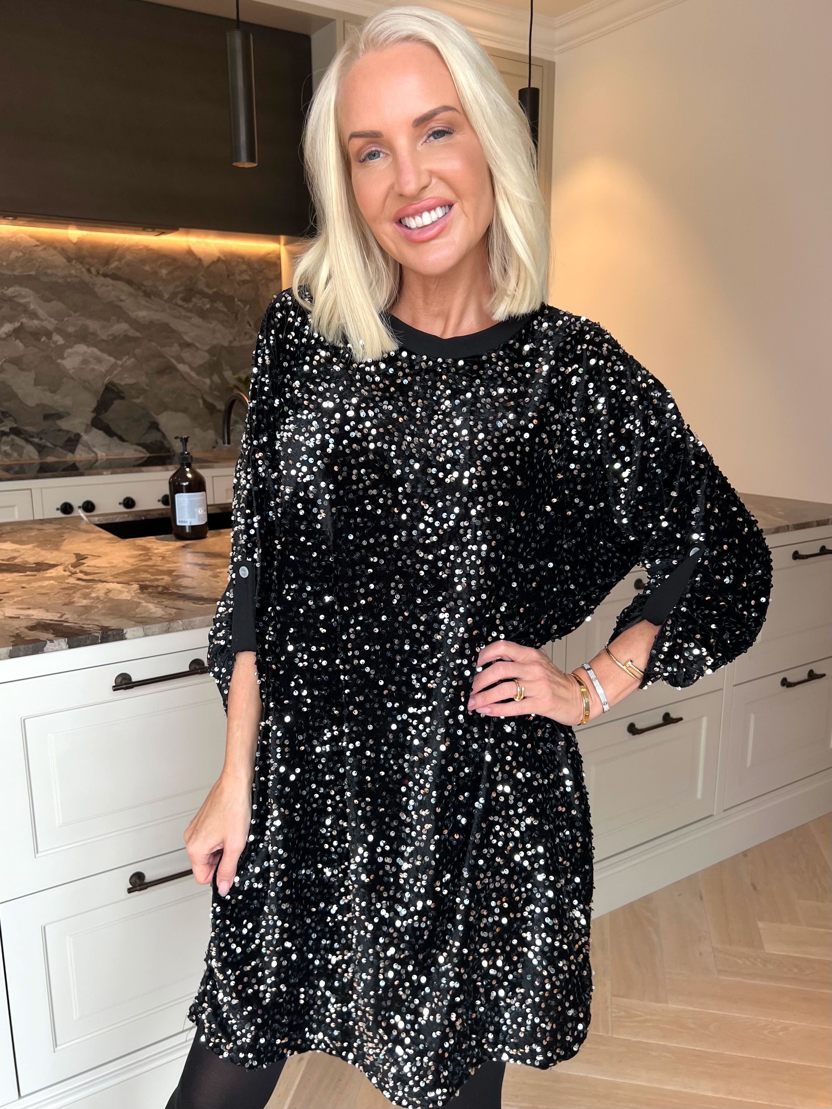 Ilaria - Velourklänning i plus size i viskos med festliga paljetter som ger en glamorös look